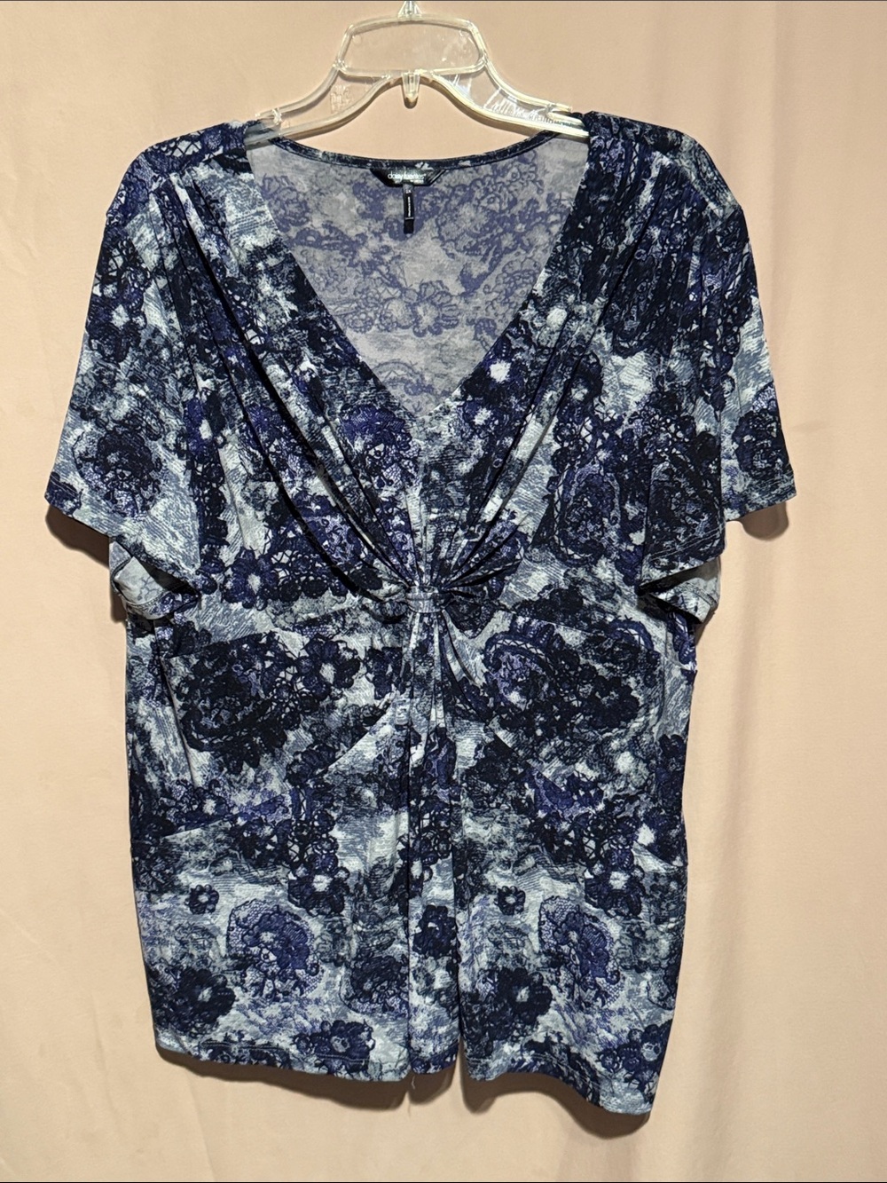 Daisy Fuentes Navy Floral Twist-Front V-Neck Short Sleeve Top